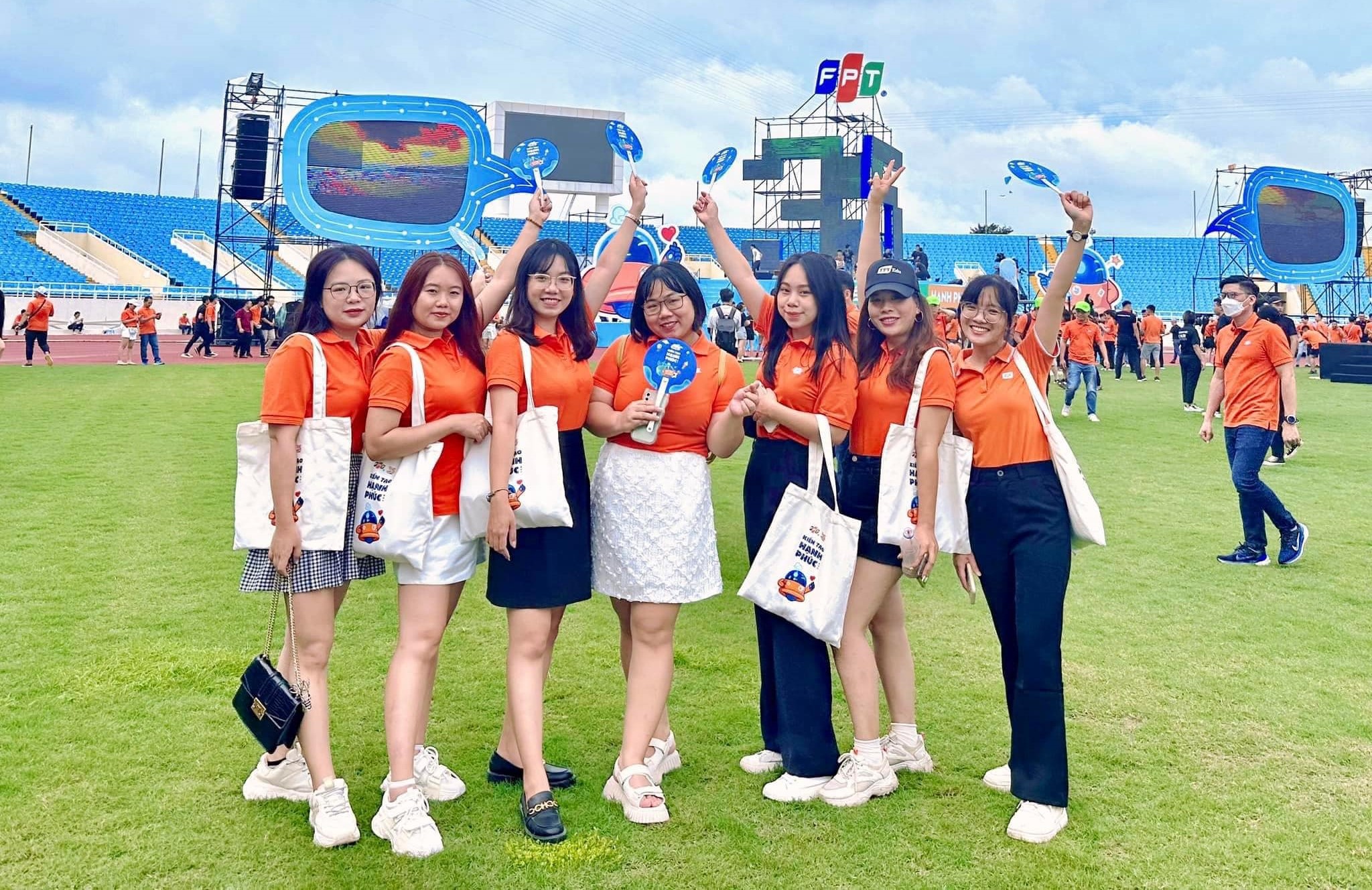 Flex những hình ảnh người FSB “quẩy hết mình cùng” Hội thao FPT 35 năm