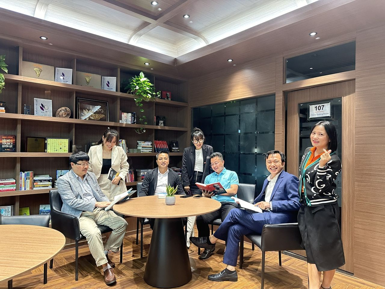 Cựu học viên FEM#19HN tặng hoa tri ân Viện FSB nhân ngày 20/11