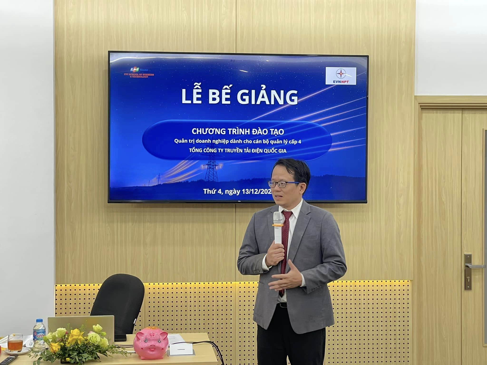 Không khí Lễ Bế giảng chương trình đào tạo dành cho EVNNPT chiều nay