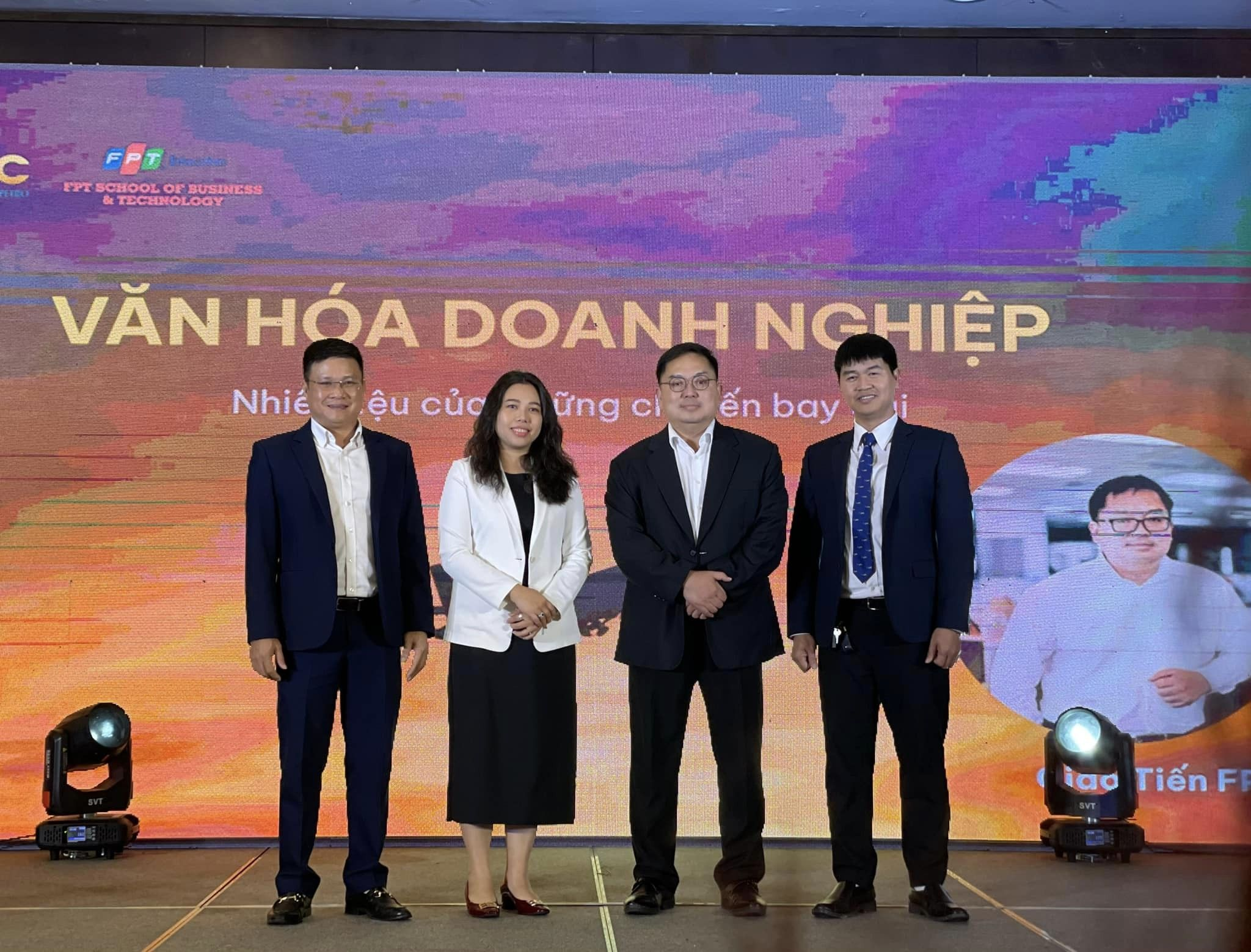 Không khí hội thảo “Lãnh đạo bằng văn hoá” cùng với Diễn giả Hoàng Nam Tiến chiều hôm nay.
