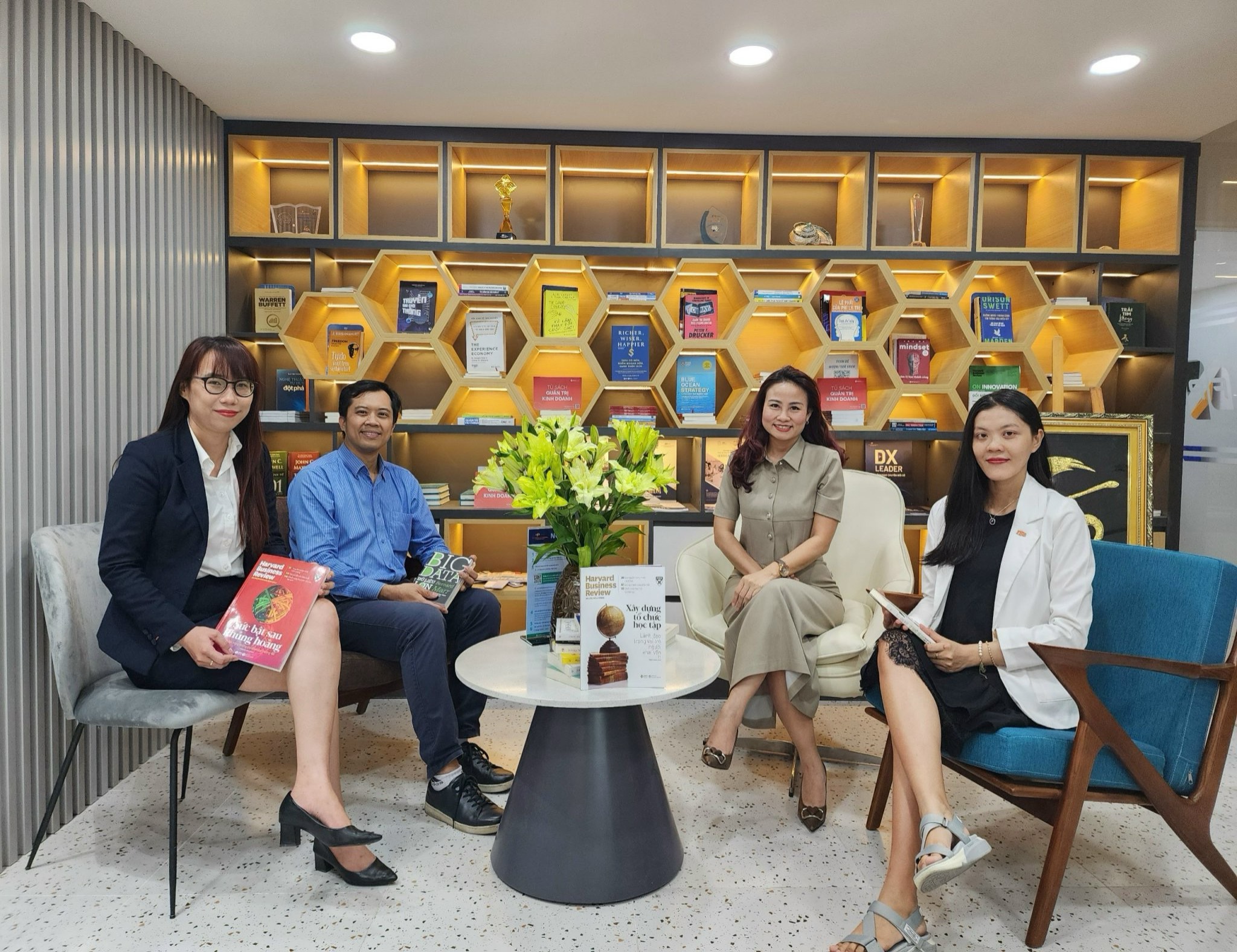 Alpha Books trao tặng “tủ sách” quản trị doanh nghiệp tại FSB HCM