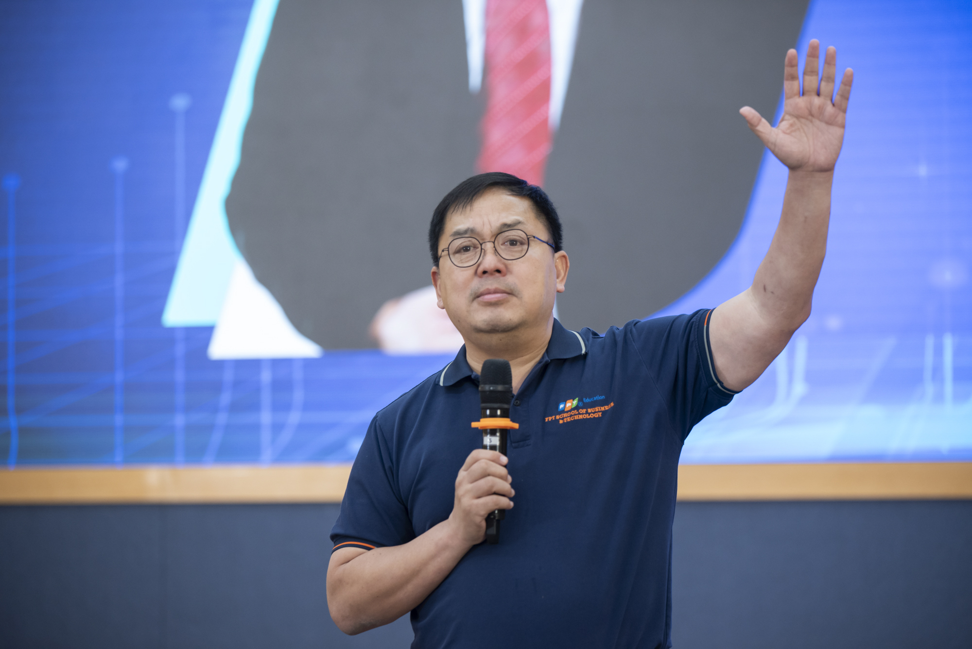 Ông Hoàng Nam Tiến khuyên người trẻ FPT mua nhà “ngay bây giờ”