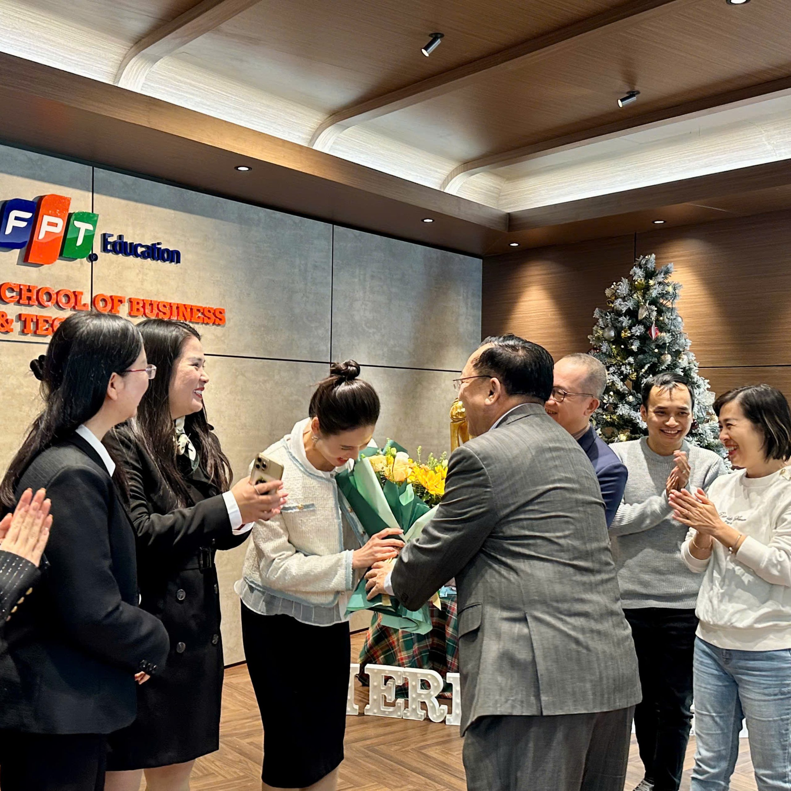 Khoảnh khắc gặp gỡ đầy ấm áp với giáo sư Augustine Hà Tôn Vinh tại FSB Hà Nội