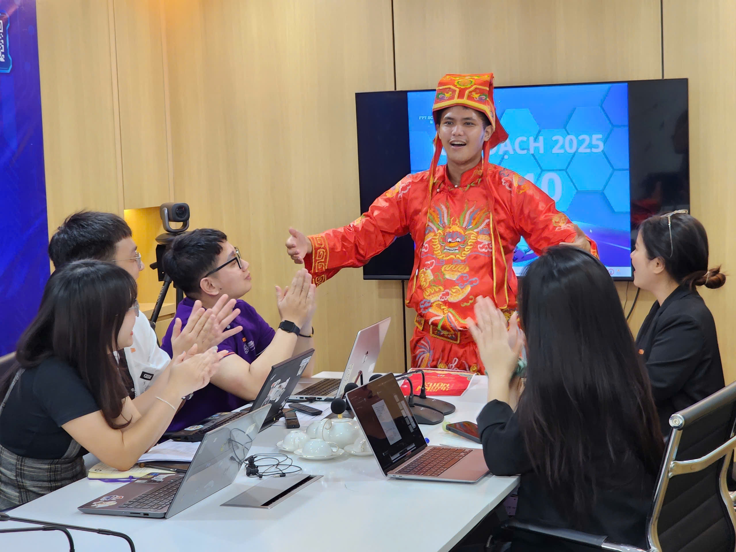 101 biểu cảm chào Xuân Hưng Hội tại HCM