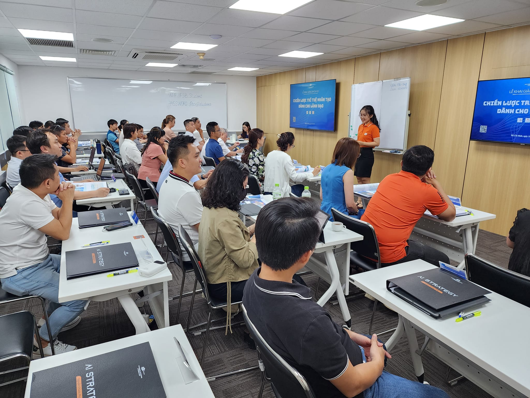 Chào AIS08HCM – Hành trình chinh phục AI cùng 36 nhà lãnh đạo