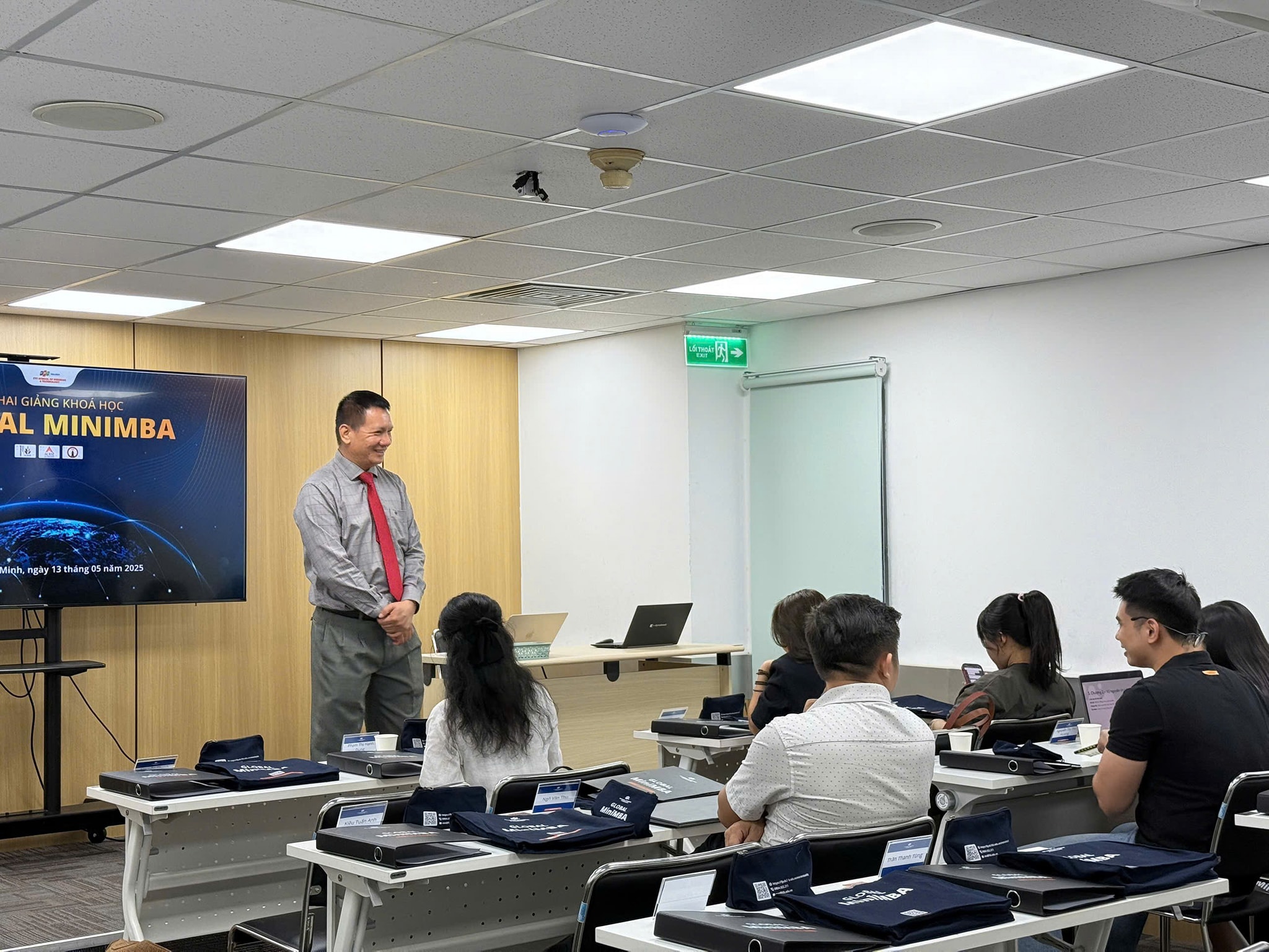 Đằng sau ánh đèn lớp học là cả một tập thể tận tâm
