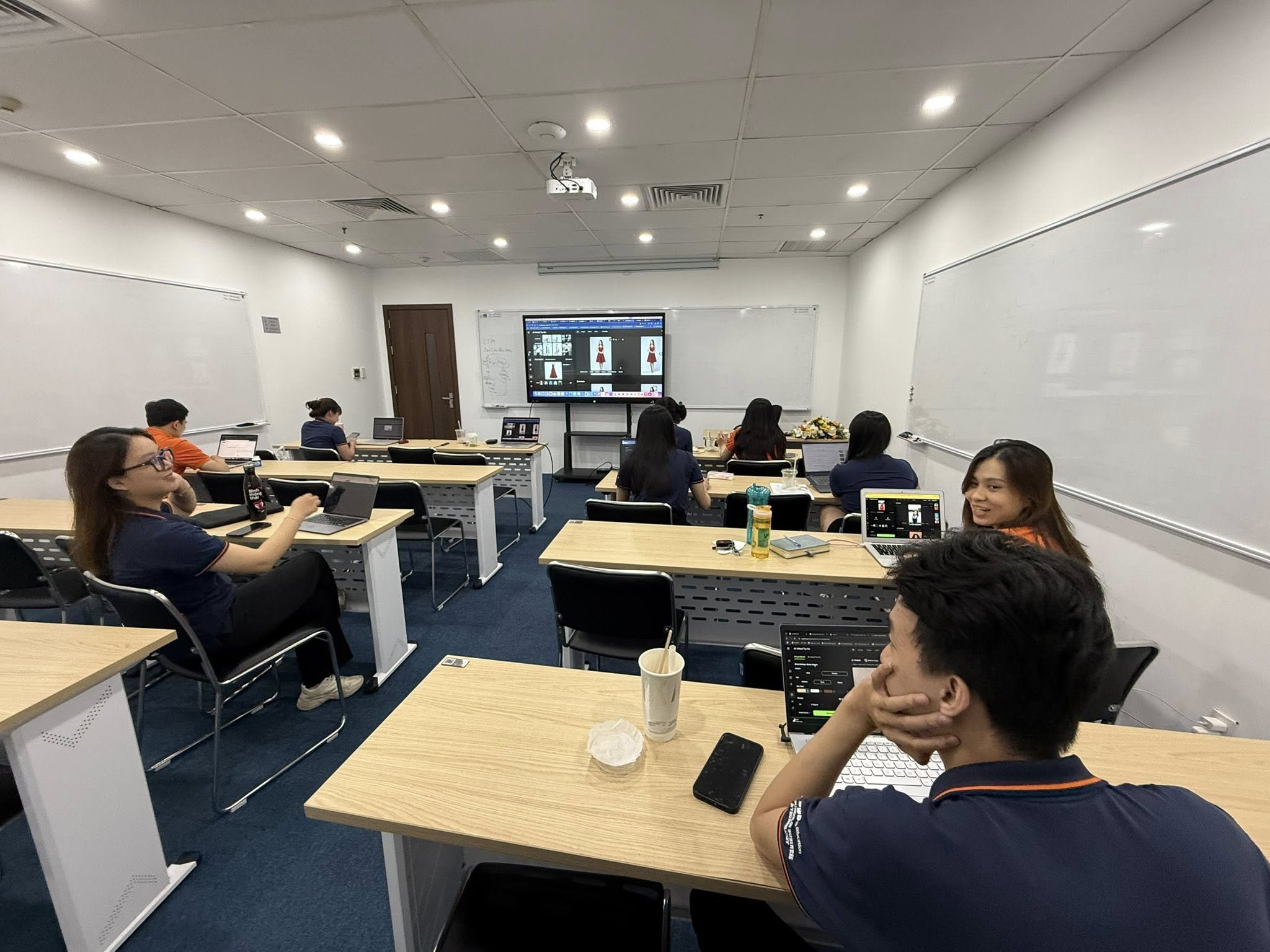 Lớp học AI với “khách hàng VIP nhất” tại FSB