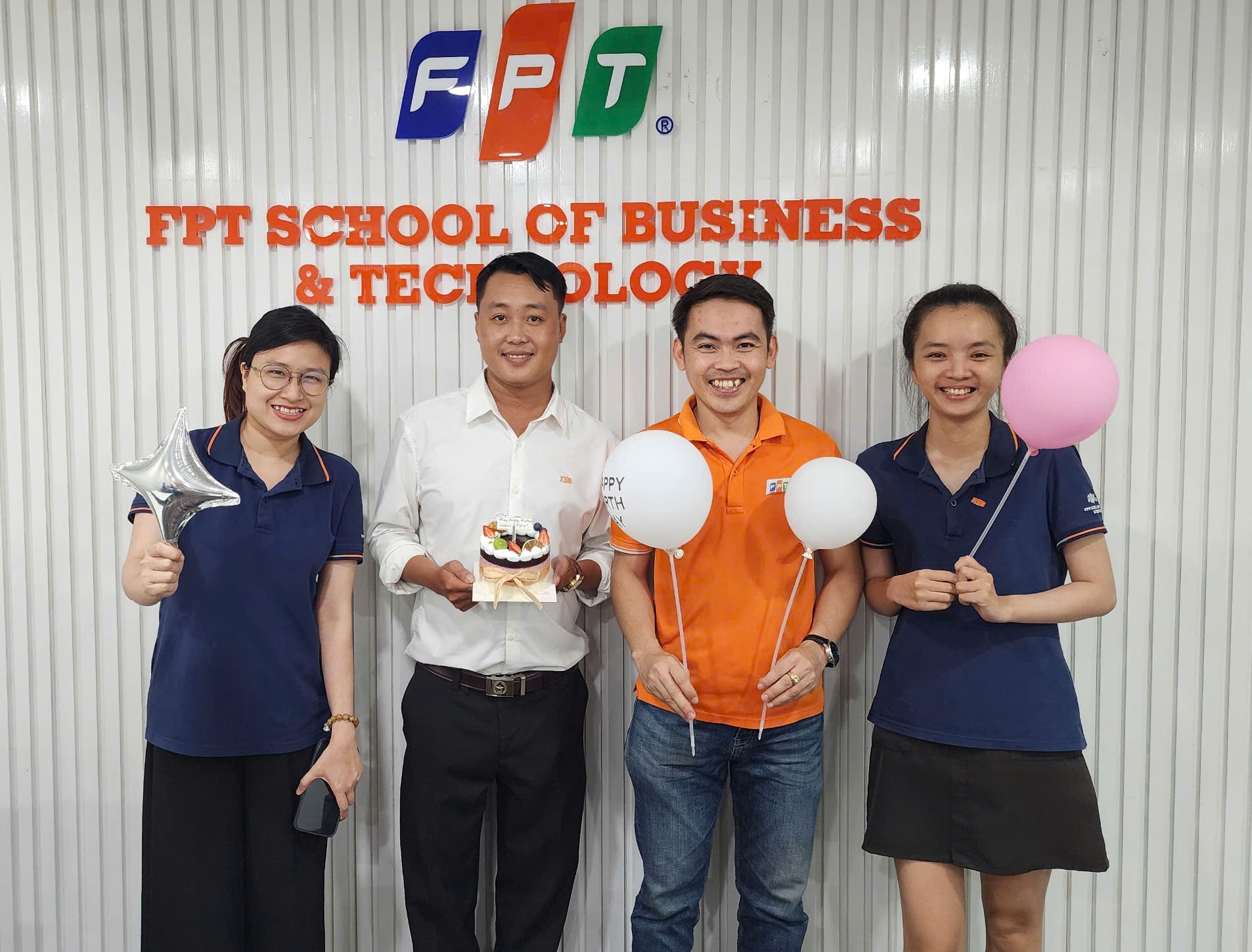 Sinh nhật đặc biệt– ngày đi làm đầu tiên tại FSB!