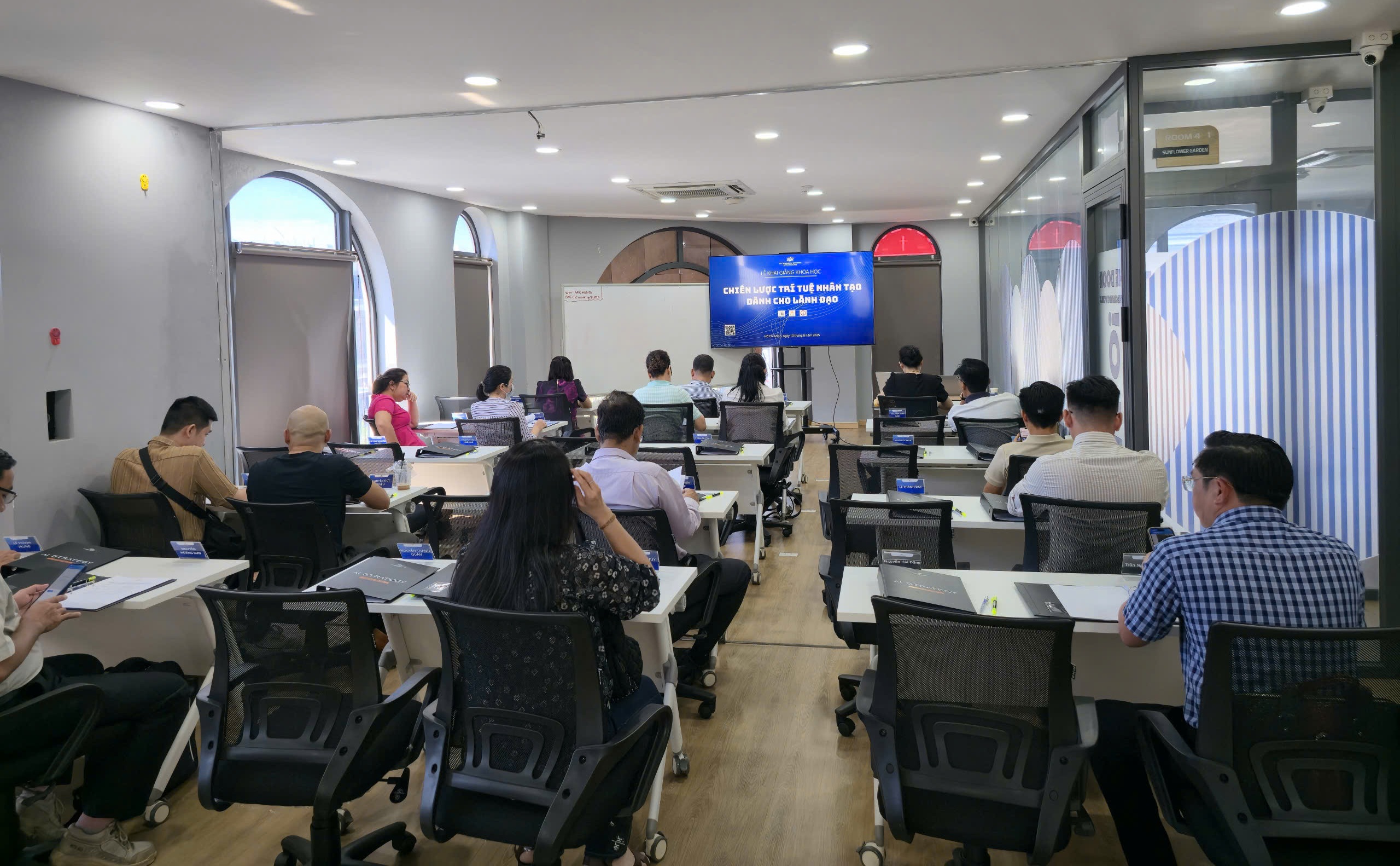 Khai giảng AIS35HCM: Chủ nhật đi học hay đi làm đều vui!