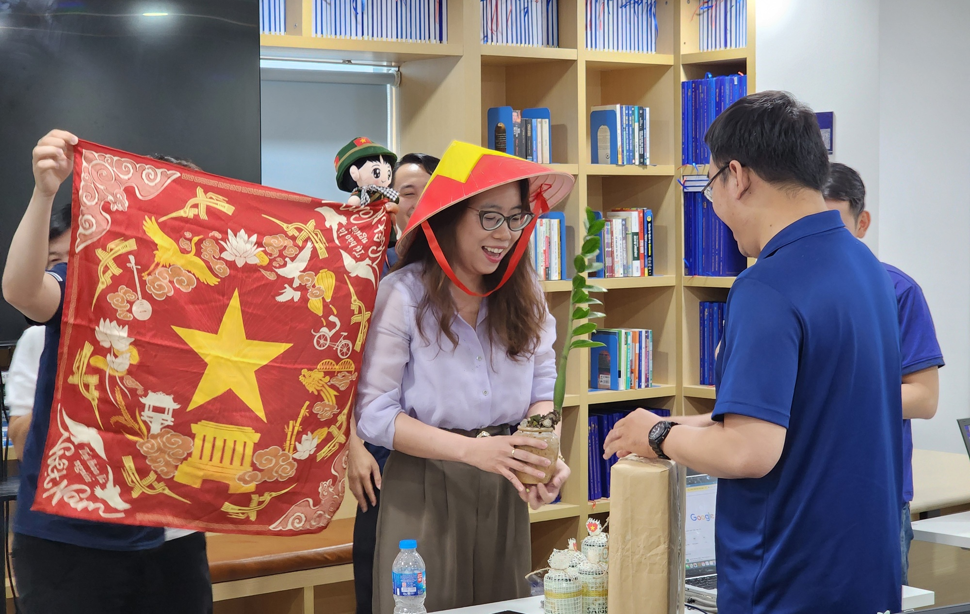 Sinh nhật “đồng đội”, niềm vui của cả tập thể