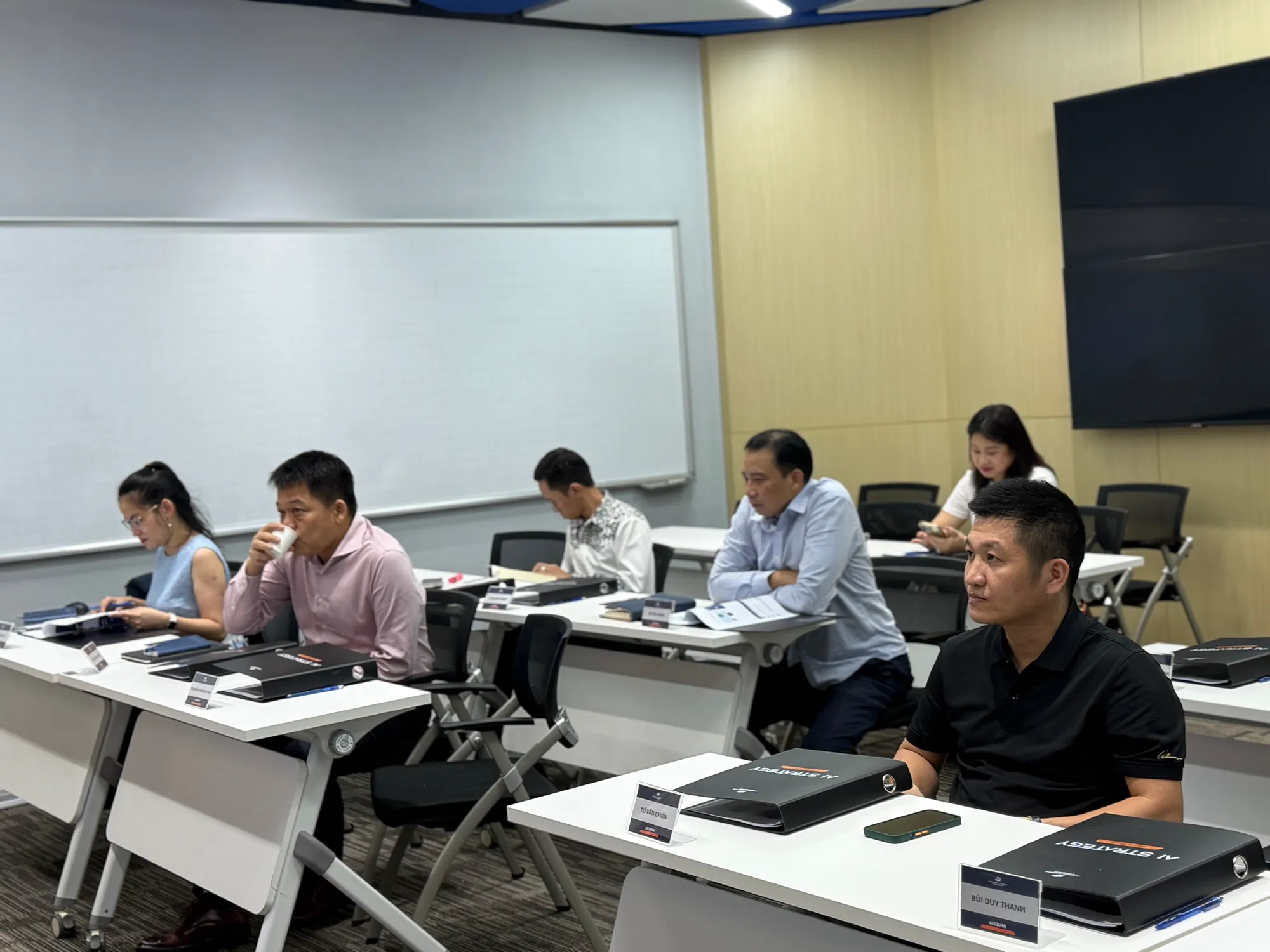 Chào đón lớp AIS30HN: 13 gương mặt, một khởi đầu nhiều hứa hẹn