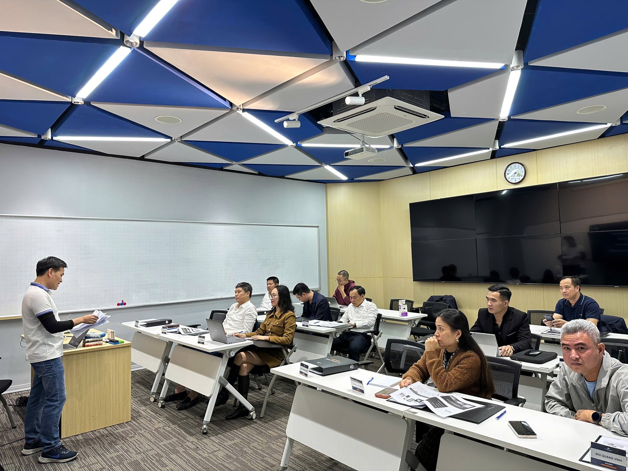 FSB HN NHỘN NHỊP KHAI GIẢNG LỚP AIS42HN!