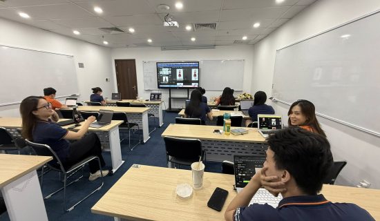 Lớp học AI với “khách hàng VIP nhất” tại FSB