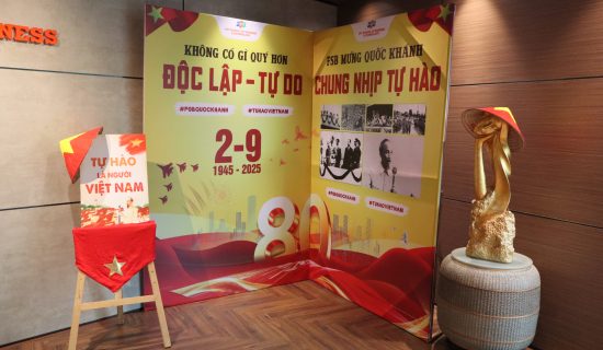 Hôm nay góc cửa FSB Mỹ Đình có gì mà thu hút thế?
