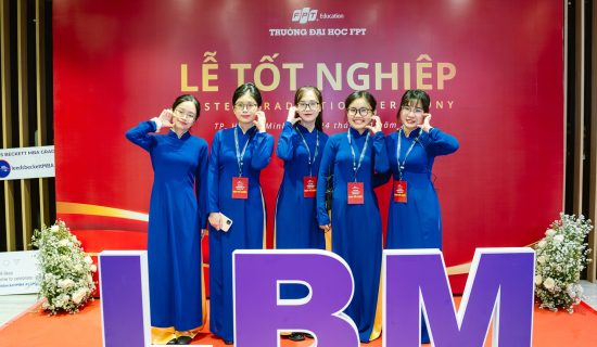 Dàn lễ tân xinh đẹp trong Lễ tốt nghiệp tại TP HCM