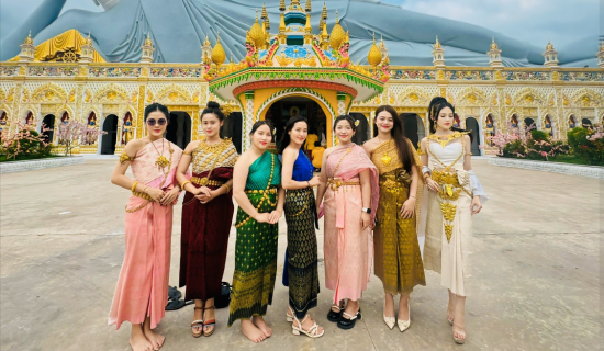 Những khoảnh khắc Du xuân đầu năm mới 2024