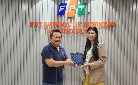 FSB HCM đón nhận món quà tri thức ý nghĩa từ TS. Huỳnh Tiến Hiếu