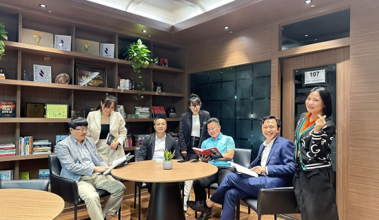 Cựu học viên FEM#19HN tặng hoa tri ân Viện FSB nhân ngày 20/11