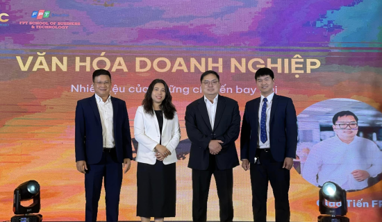 Không khí hội thảo “Lãnh đạo bằng văn hoá” cùng với Diễn giả Hoàng Nam Tiến chiều hôm nay.