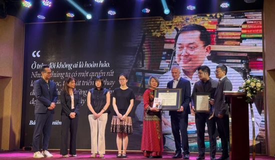 Lễ trao bằng Tiến sĩ danh dự của Golden Gate University cho ông Hoàng Nam Tiến tại Việt Nam.