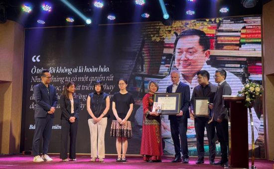 Lễ trao bằng Tiến sĩ danh dự của Golden Gate University cho ông Hoàng Nam Tiến tại Việt Nam.
